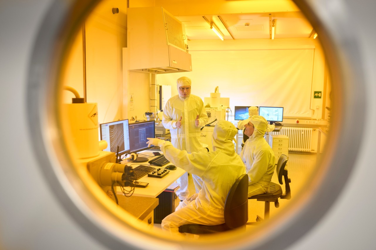 Outside view in a clean room, where researchers discuss the behaviour of two-layered graphene. 