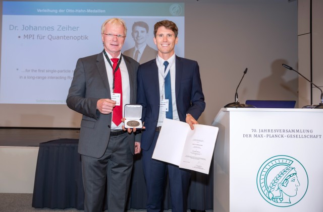 Johannes Zeiher receiving the Otto-Hahn-Medal.