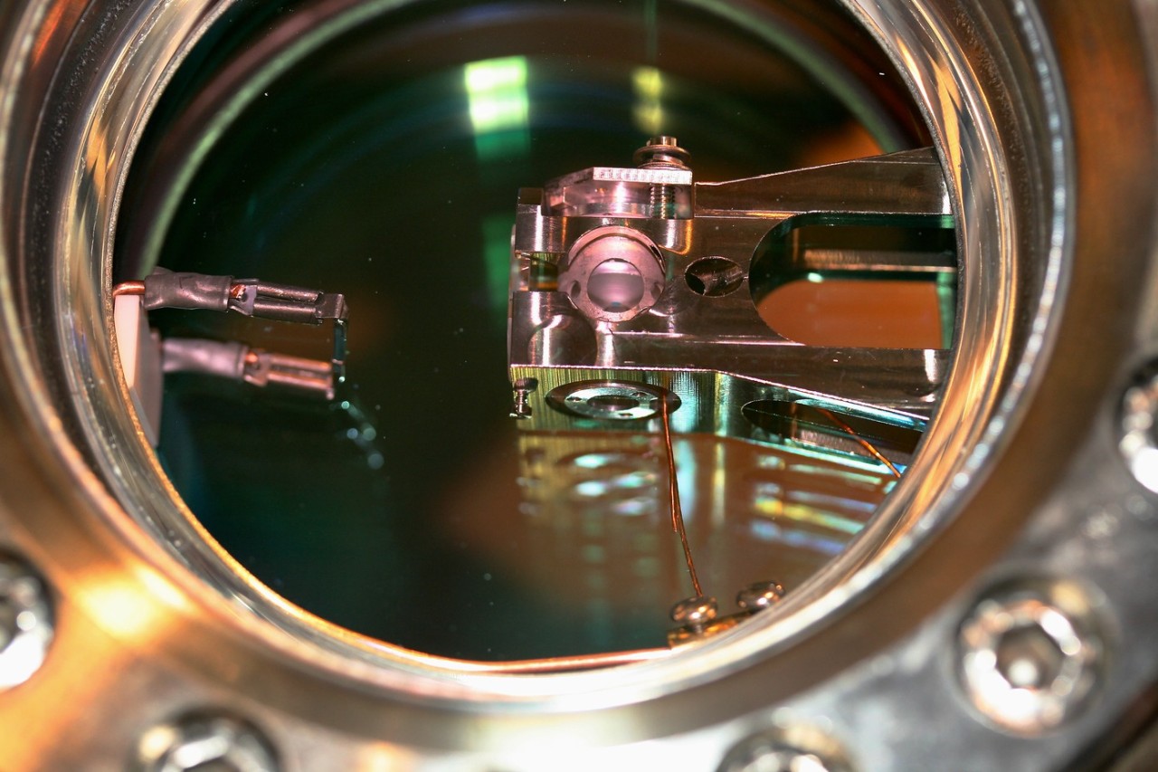 Picture showing a close-up view into one of the vacuum chambers employed in the teleportation experiment.