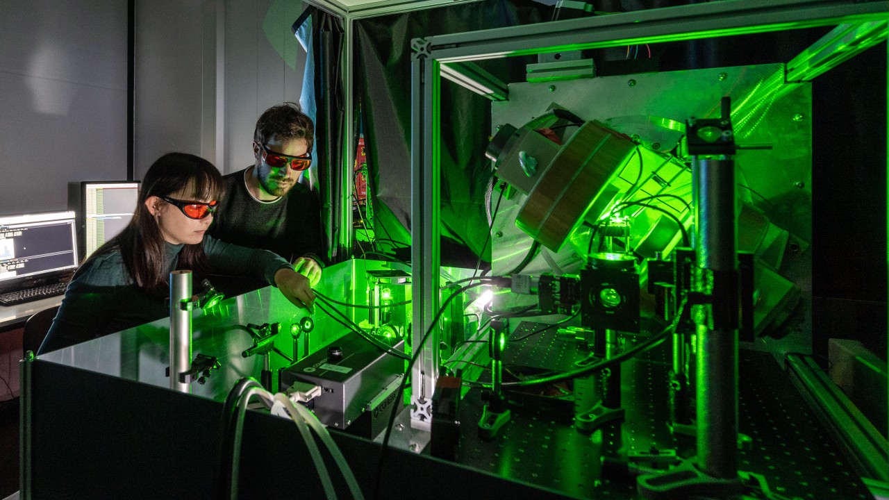 PhD astudent Kristina Liu and Dr. Dominik Bucher adjusting a highly precise quantum magnetometer. At the heart of this sensor is a diamond into which nitrogen has been specifically incorporated. 
