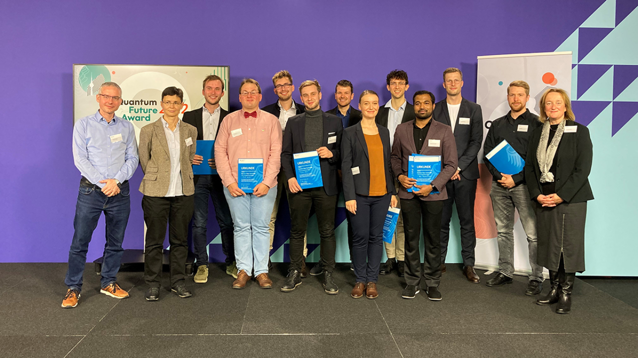f. l. t. r.: Michael Marthaler (Jury), Christiane Koch (Jury), Kirill Spasibko (2. Place PhD), Robin Allert (2. Place Master), Chiara Lindner (1. Place PhD), Uday Chandrashekara (1. Place Master & Publikumspreis), Ina Schieferdecker (Jury and Host) Group of people standing together holding their awards.