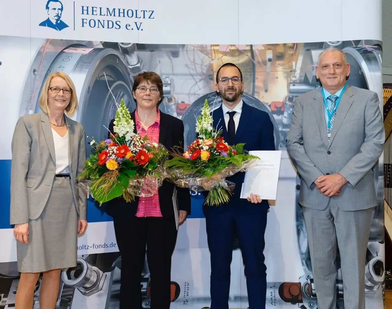 Group photo of the 2022 Helmholtz Prize for Applied Metrology winners and the award presenters. 