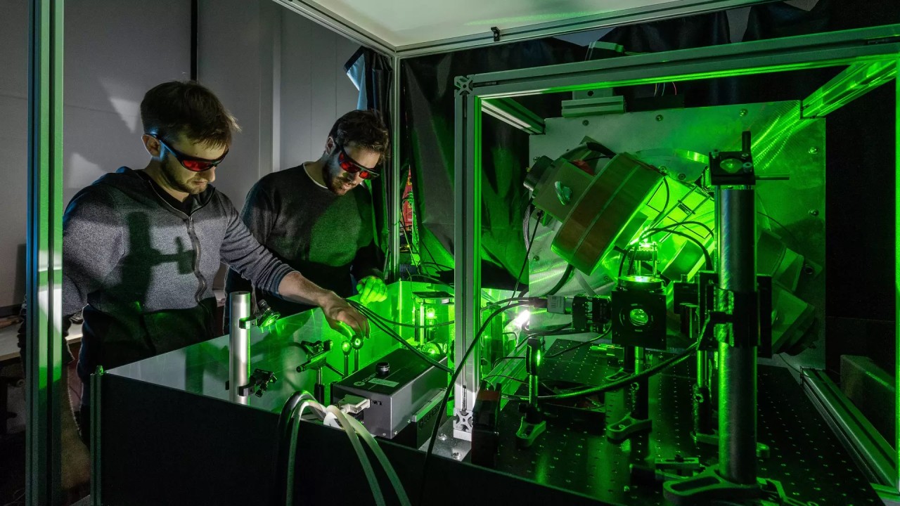 Robin Allert (left) and Prof. Dominik Bucher are working on new quantum sensors. 
