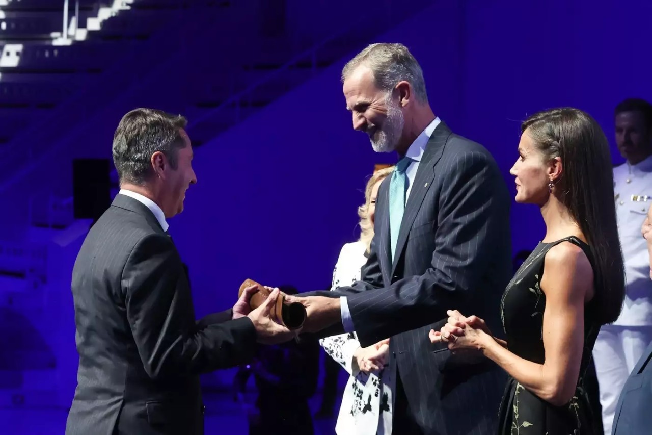 King of Spain hands ceremoniously Ignacio Cirac an award.