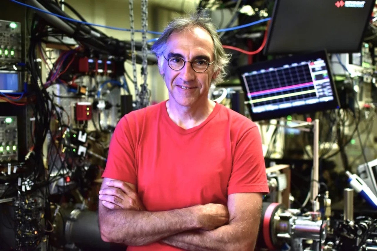 Thomas Udem standing in his lab at MPQ. 