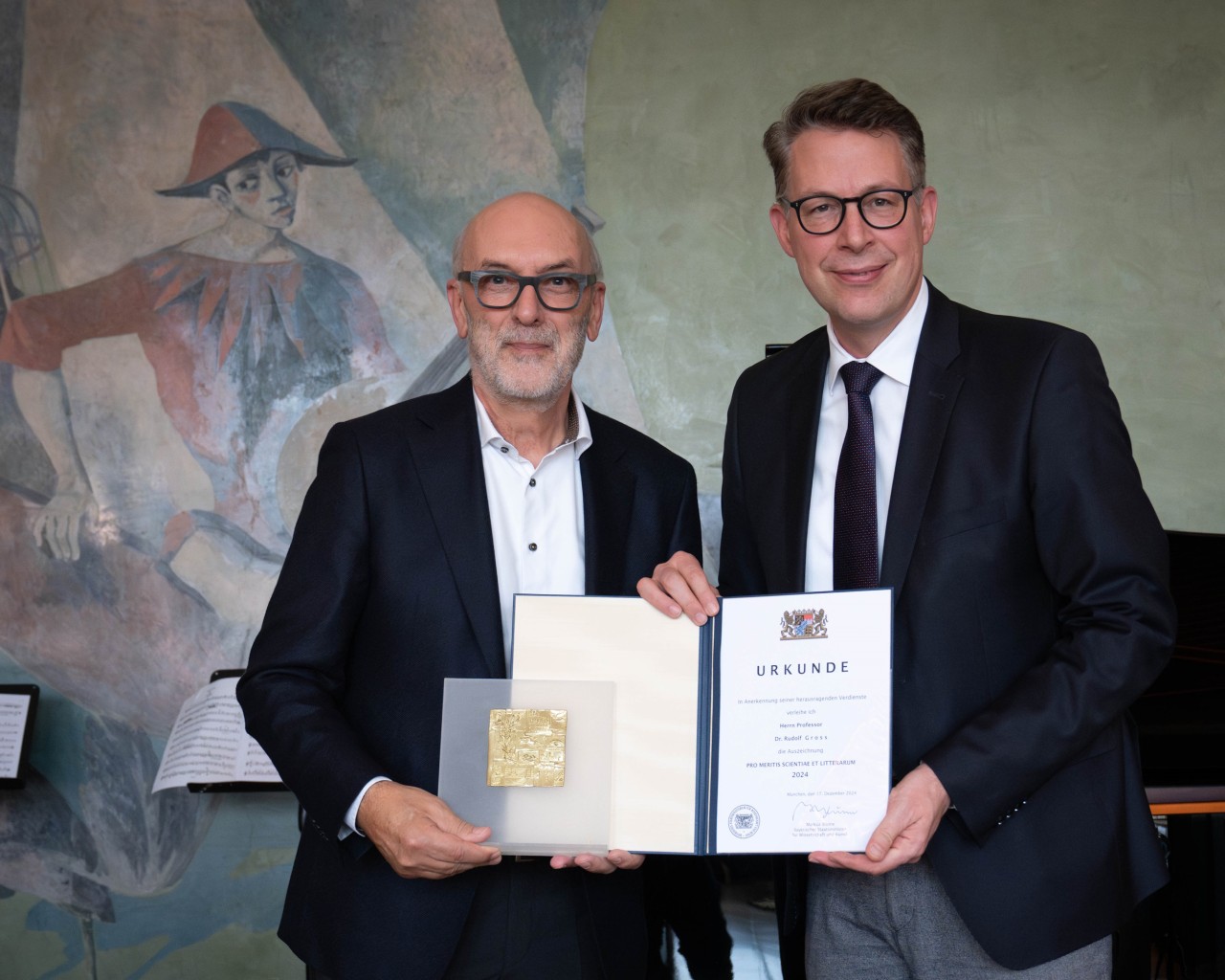 Prof. Rudolf Gross and Minister of State for Science and the Arts Markus Blume