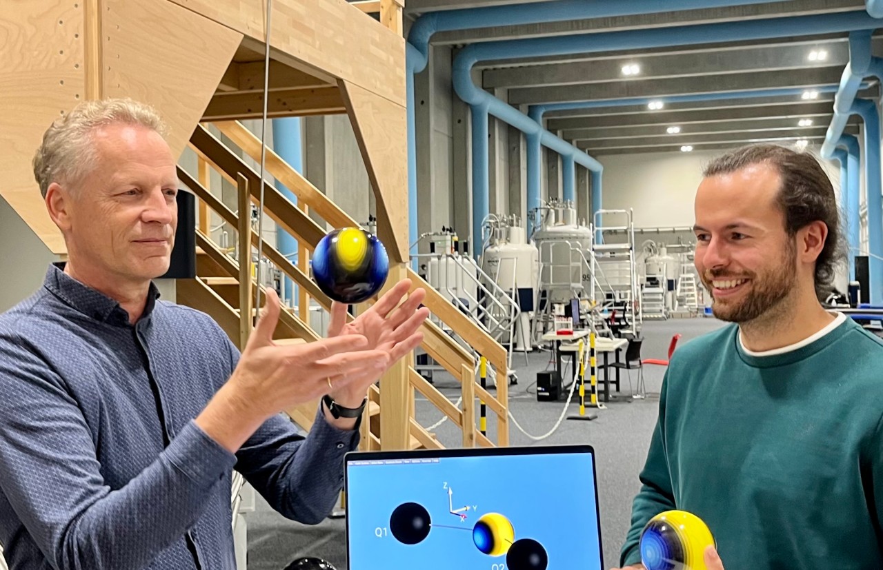 Prof. Steffen Glaser and Dr. Dennis Huber in the lab of the Bavarian NMR Center playing with tangible models of the Quantum BEADS representation.