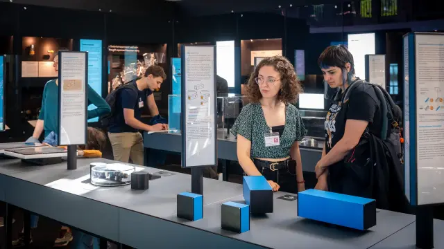 Paula García-Mochales (right) and the participants of the science communication training course explore the exhibition. Paula García-Mochales (right) and the participants of the science communication training course explore the exhibition.
