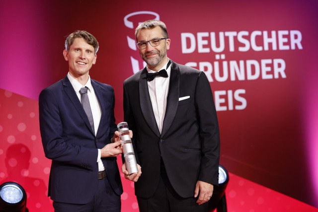 Two of planqc’s three founders (from left) Dr. Johannes Zeiher (Principal Scientist) and Sebastian Blatt (CTO) with the German Entrepreneur Award in the “StartUp” category. Two of planqc’s three founders (from left) Dr. Johannes Zeiher (Principal Scientist) and Sebastian Blatt (CTO) with the German Entrepreneur Award in the “StartUp” category.