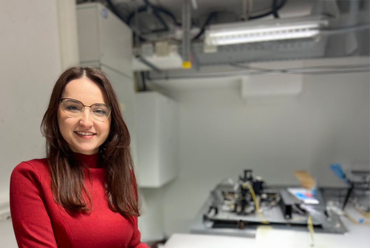 Linda Qerimi standing next to a table in the students laboratory. 
